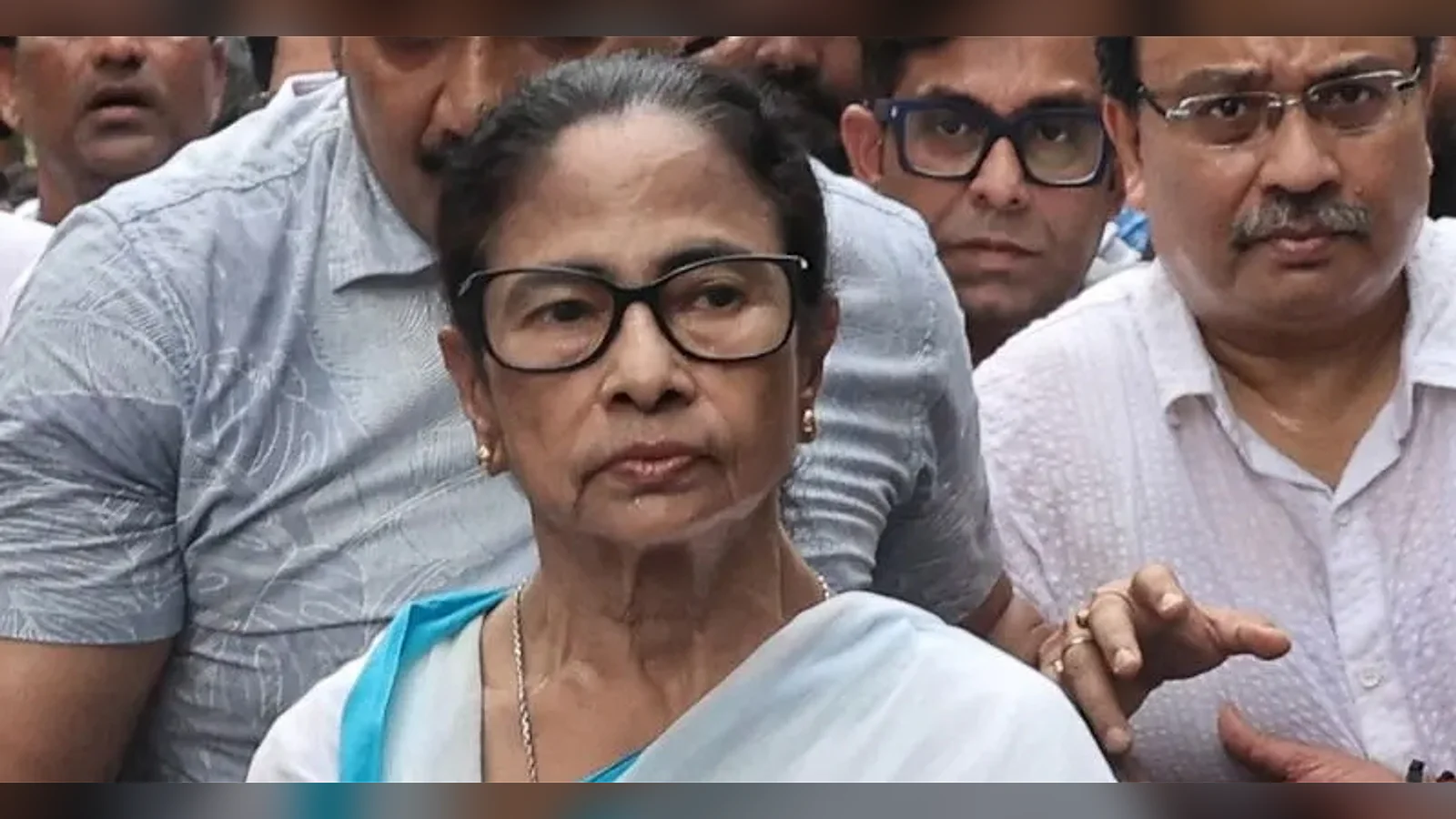 തൃണമൂല് തര്ക്കം: മമത വിഭാഗത്തിന് ഫുട്ബോള് താരം, വിമതര്ക്ക് കവറിന്റെ ചിഹ്നം