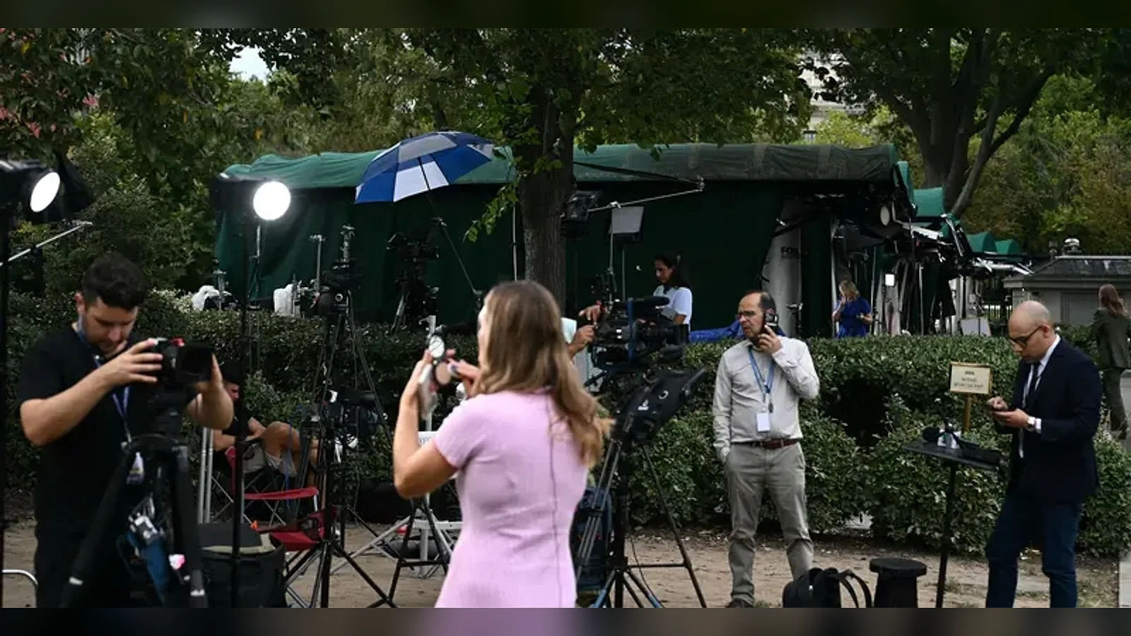 ട്രംപിന്റെ വിലക്കിന് പിന്നാലെ സി എന് എന്, എം എസ് നൗ മാധ്യമപ്രവര്ത്തകര്ക്ക് വൈറ്റ് ഹൗസ് പ്രവേശനം നിഷേധിച്ചു
