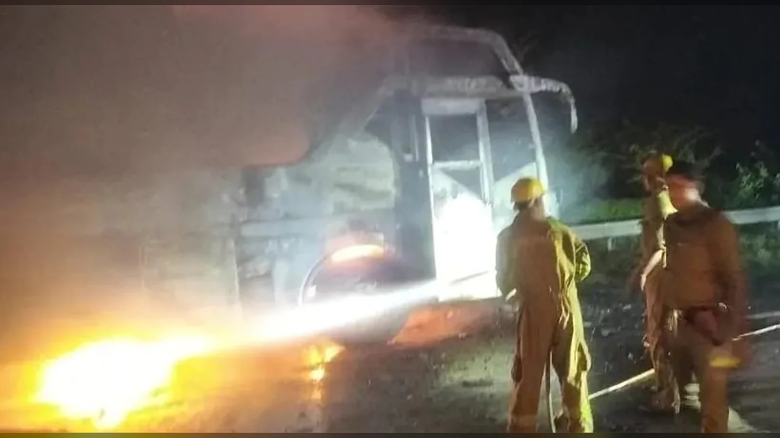ഗ്രേറ്റര് നോയിഡയില് ടൂറിസ്റ്റ് ബസിന് തീപിടിച്ച് ഒന്പതു പേര് മരിച്ചു; നിരവധി പേര്ക്ക് പരിക്ക്