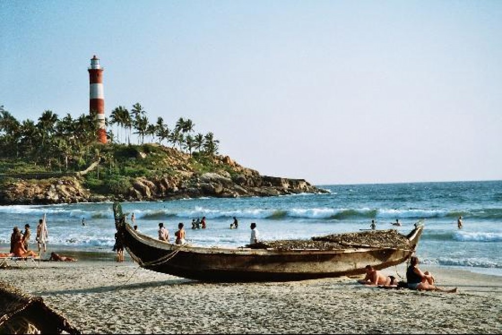 തിരയില്പ്പെട്ട് നാല് പേരെ കാണാതായി.