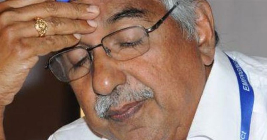 മുഖ്യമന്ത്രിക്ക് നേരെ ചെരുപ്പേറ്.