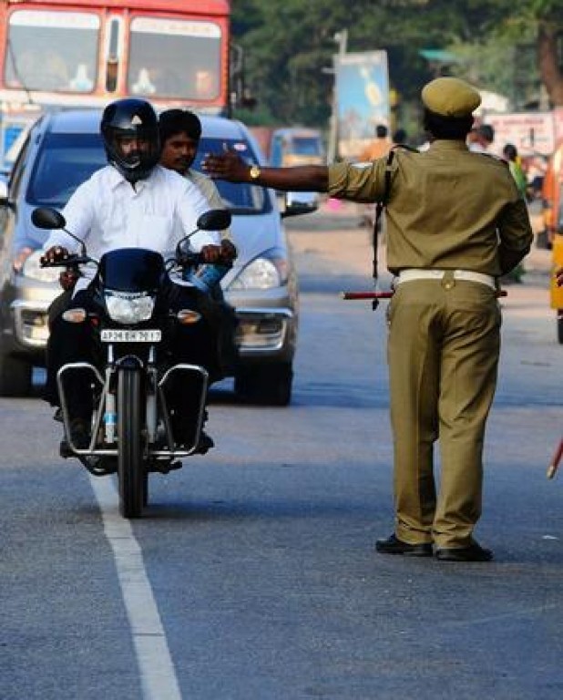 തിരക്കുള്ള സമയത്ത് വാഹനപരിശോധന ഒഴിവാക്കുമെന്ന് രമേശ് ചെന്നിത്തല