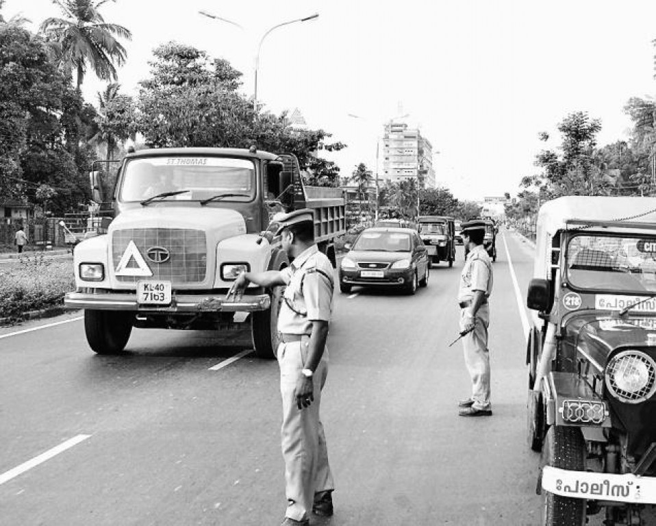 വാഹനപരിശോധനയ്ക്കിടെ ബൈക്കില് ബസിടിച്ച് യുവതിയും മകളും മരിച്ചു