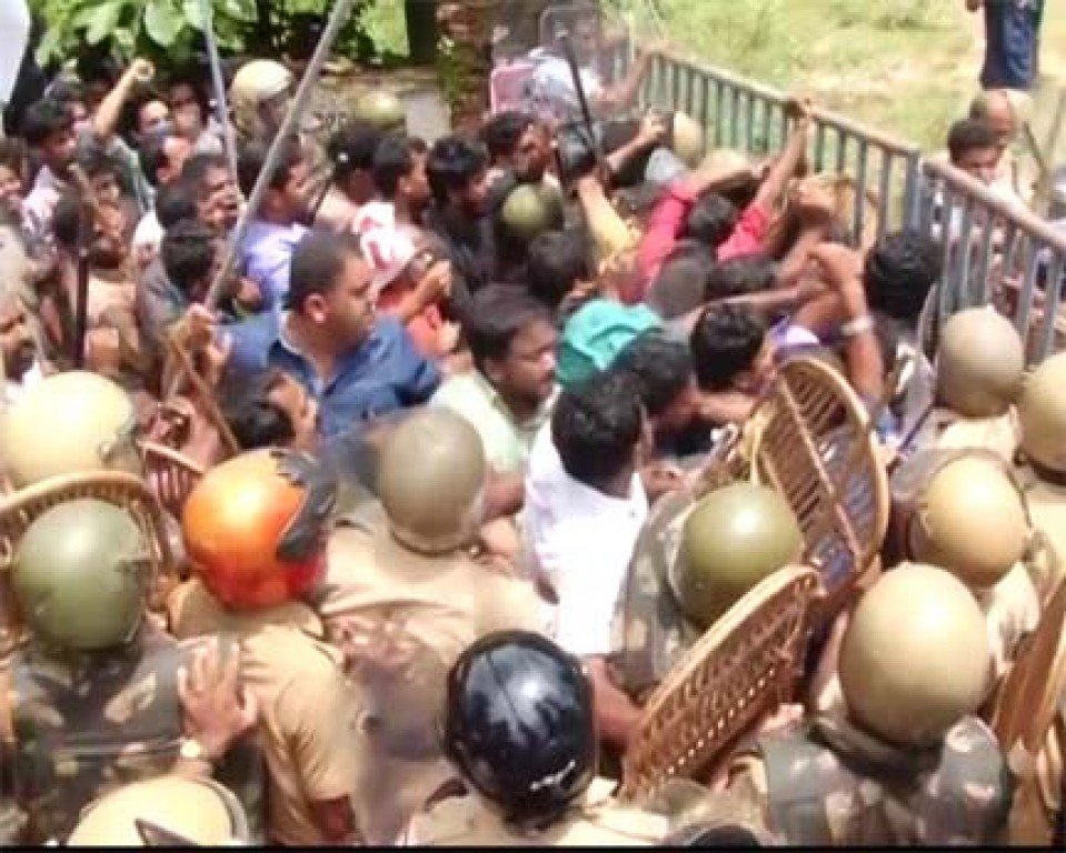 മാര്ച്ചില് പൊലീസ് അതിക്രമം.